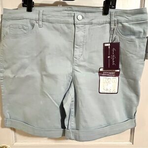 Gloria Vanderbilt all American Slimming Effect Women's City Short. NWT Plus